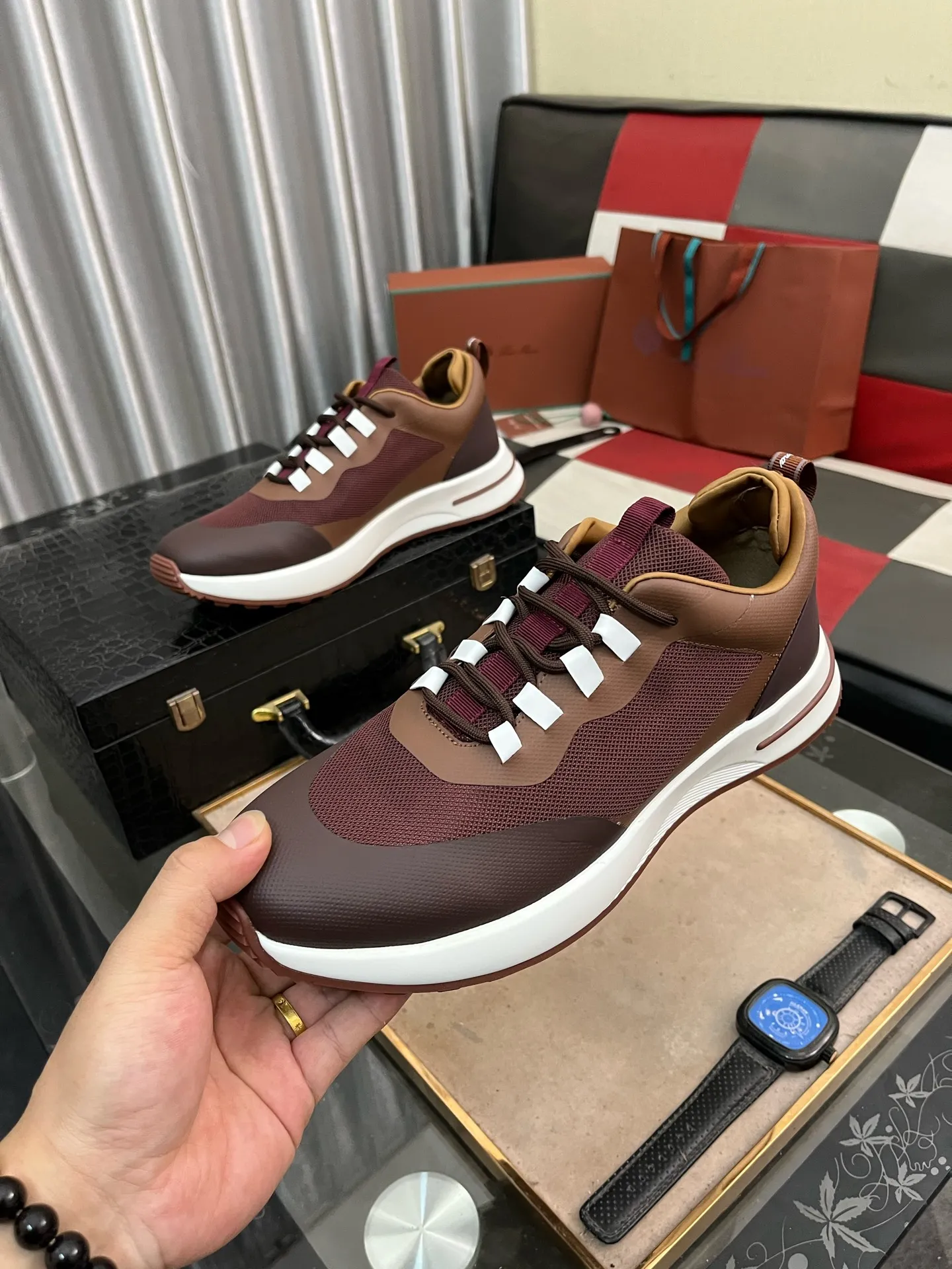 Men's men's shoes💰560⌚️⌚️LoroPiana/Noyo Piana WeekendWalk men's new thick-soled sports shoes, LP lace-up casual shoes that are as comfortable as clouds! The upper is made of cowhide leather, highlighting the sporty style. The lightweight sole adds a touch of modernity to the shoe. Counter original box packaging with dust bag!  Size: 38-449️⃣Colors available